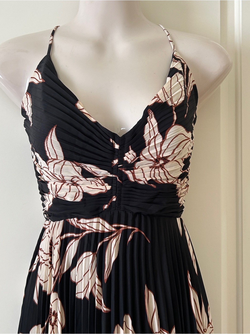 ASTR The Label Gorgeous Black And Tan Blythe Plisse Midi Dress Size L, NWT - Picture 4 of 9